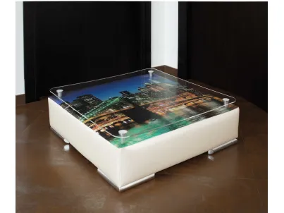 Tavolino con top in vetro e struttura rivestita in pelle con stampa personalizzata di Tancredi salotti