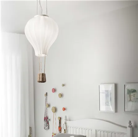 Lampada a sospensione che ricorda una mongolfiera Dream Big con diffusore in vetro soffiato bianco acidato e cesto in corda di Ideal Lux