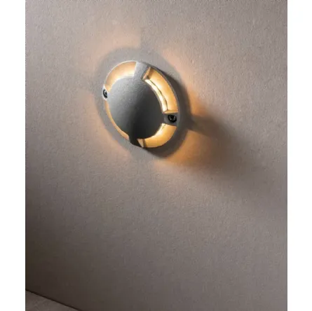 Lampada da parete da esterno resistente a spruzzi d’acqua, polvere e agenti atmosferici Elmo in alluminio pressofuso con luce a LED di F_A_N_ Europe