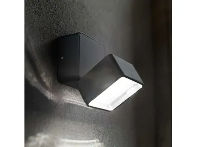 Lampada da parete Omega Square in metallo verniciato nero con diffusore inclinabile di Ideal Lux