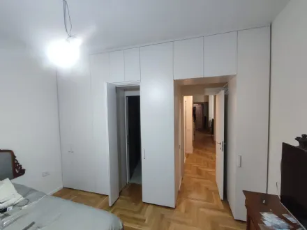 Trasformare lo Spazio: L’Armadio a Ponte su Misura che Incornicia le Porte