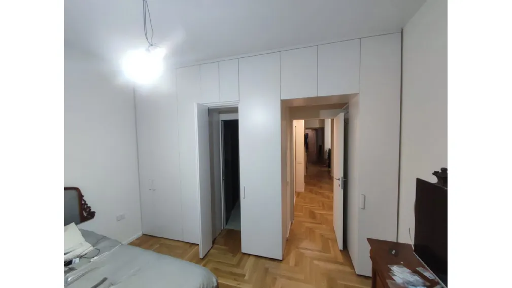 Trasformare lo Spazio: L’Armadio a Ponte su Misura che Incornicia le Porte