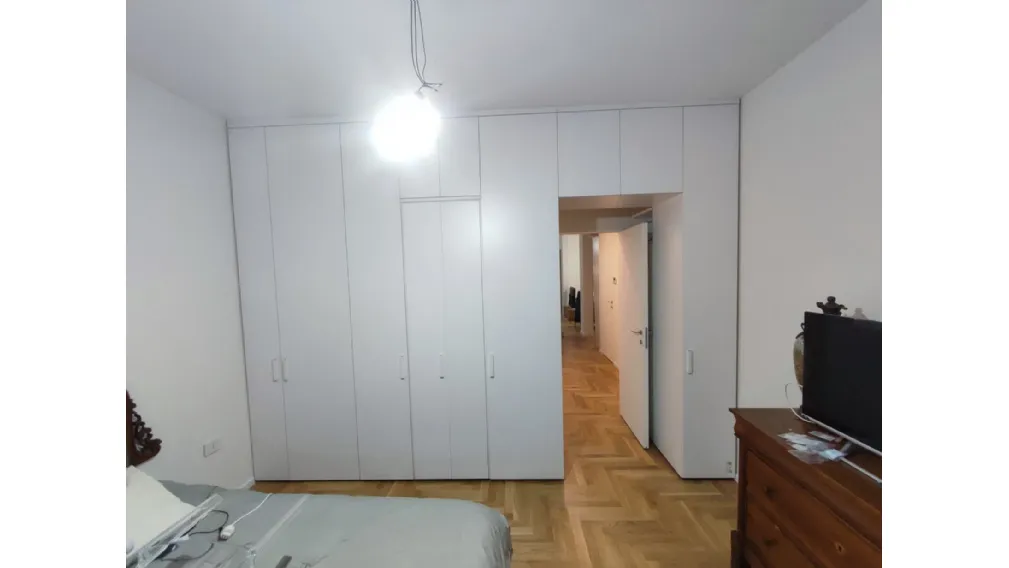 Trasformare lo Spazio: L’Armadio a Ponte su Misura che Incornicia le Porte