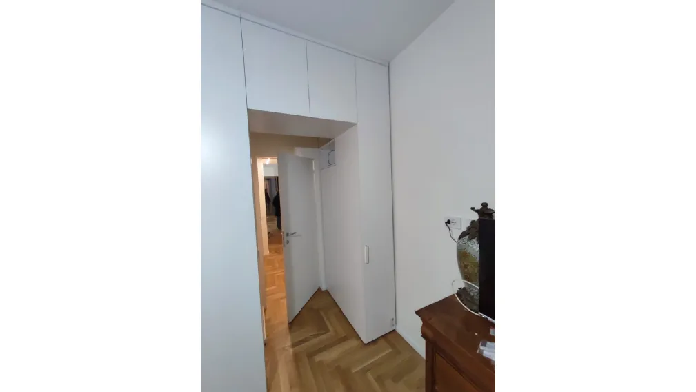 Trasformare lo Spazio: L’Armadio a Ponte su Misura che Incornicia le Porte