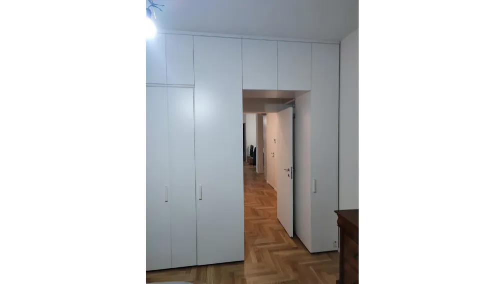 Trasformare lo Spazio: L’Armadio a Ponte su Misura che Incornicia le Porte