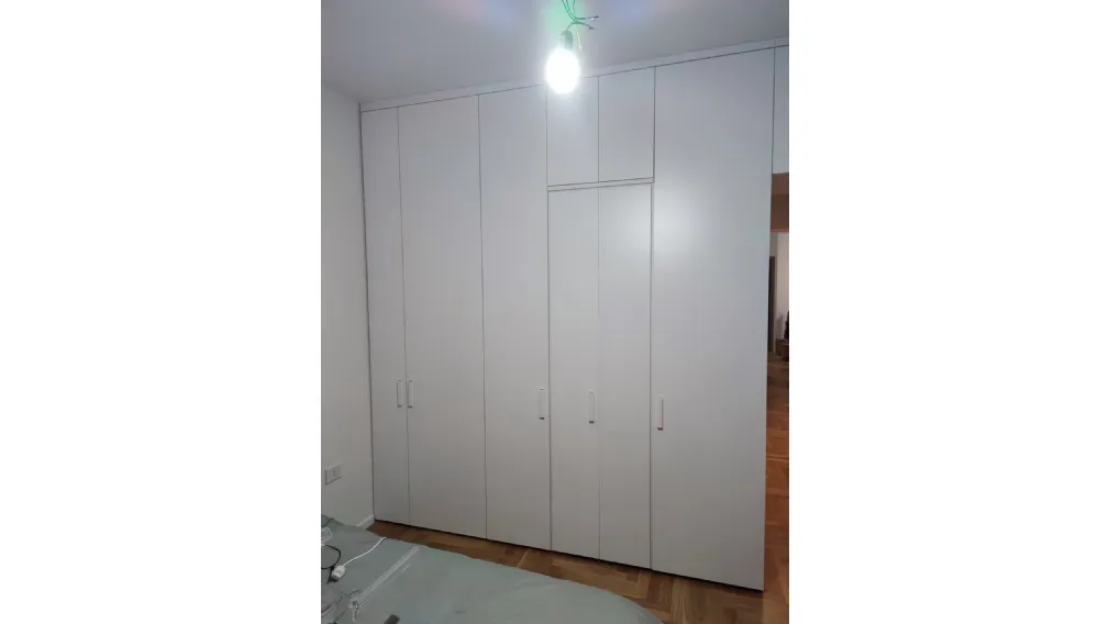 Trasformare lo Spazio: L’Armadio a Ponte su Misura che Incornicia le Porte