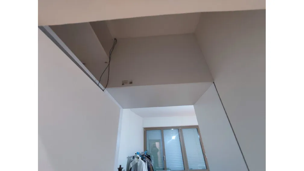 Trasformare lo Spazio: L’Armadio a Ponte su Misura che Incornicia le Porte