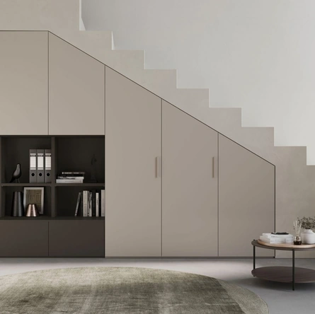 Armadio su misura per Sottoscala 03 con ante battenti e vani a giorno di Nardi Interni