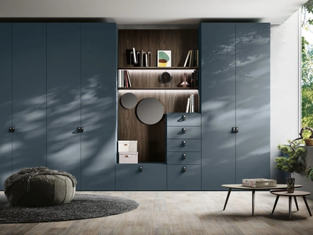 Armadio Drop finitura petrolio e noce moro di Imab