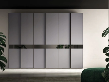 Armadio ad ante battenti Noto Lateral Specchio Night 21 in laccato opaco Basalto con fascia a specchio di Orme