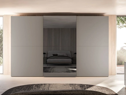 Armadio ad ante scorrevoli Arka Night 29 in laccato opaco Titanio e vetro Stopsol di Orme