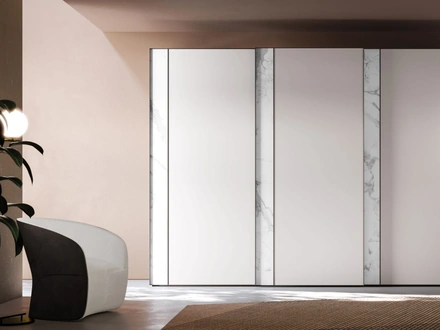 Armadio ad ante scorrevoli Frame Vertical Night 32 in melaminico Seta e fascia verticale in melaminico marmo Apuano di Orme