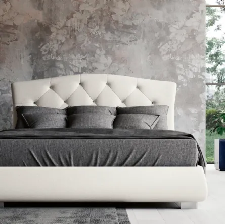 Letto imbottito in pelle con testiera trapuntata Boheme di Imab
