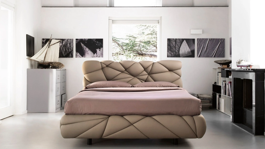 Letto di design imbottito e soffice come una nuvola Marvin di Noctis