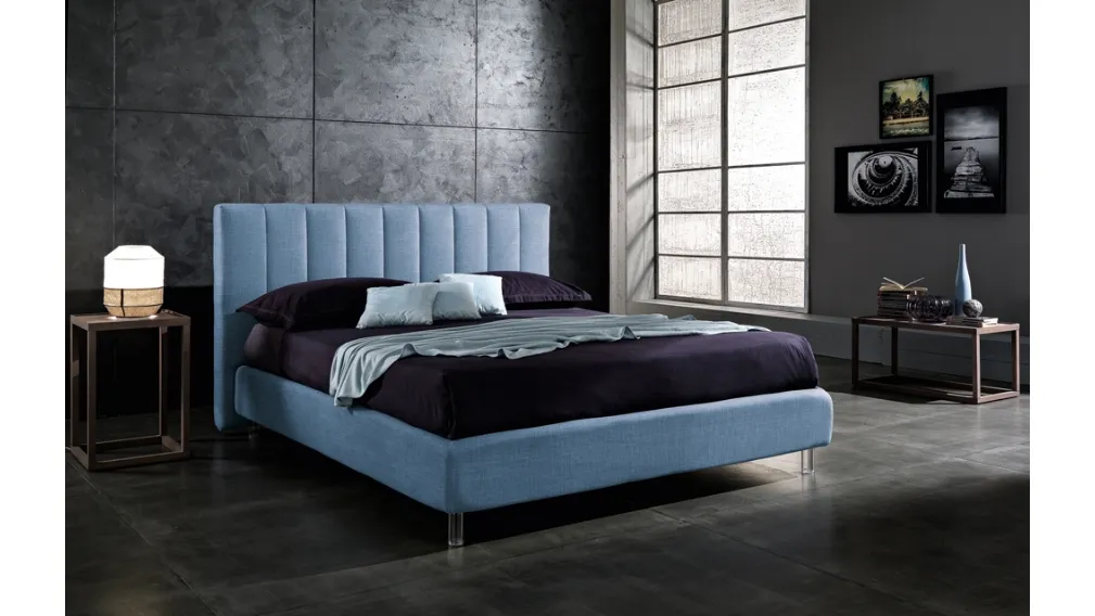 Letto in tessuto azzurro cielo con testiera imbottita Navajo di Artigianaletti