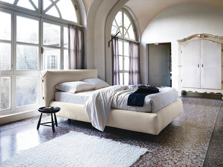 Letto imbottito con testiera Allan di Noctis