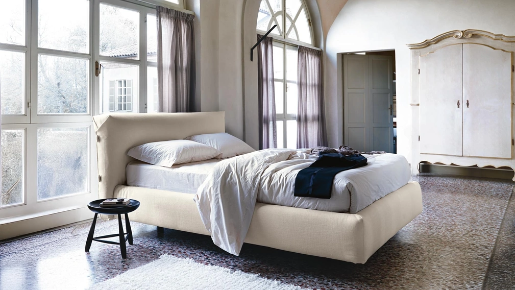Letto imbottito con testiera Allan di Noctis