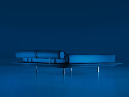 Letto con testiera a rullo e piedini arretrati in modo da essere invisibili Flamingo di Noctis