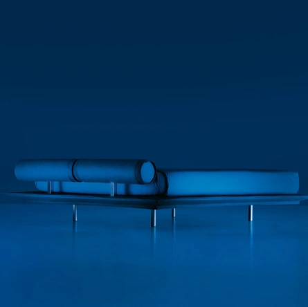 Letto con testiera a rullo e piedini arretrati in modo da essere invisibili Flamingo di Noctis