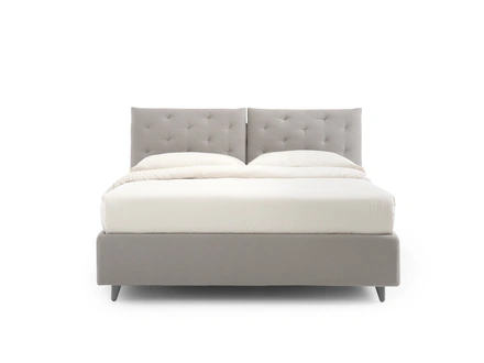 Letto matrimoniale con lavorazione capitonné applicata ai due cuscini regolabili della testiera So Ever di Noctis