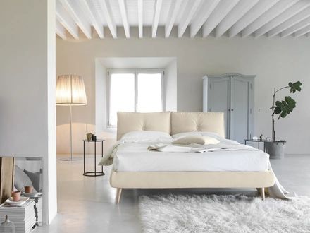 Letto matrimoniale imbottito con testiera So Lively di Noctis