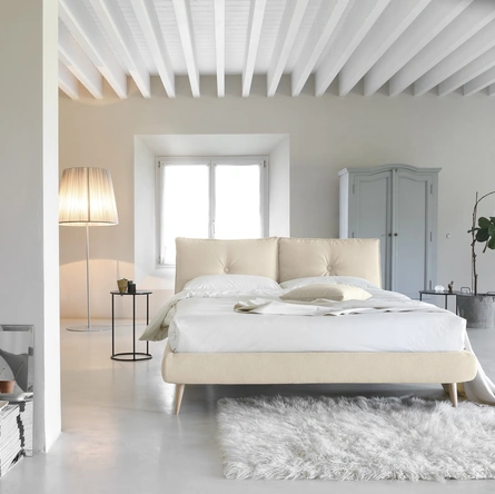 Letto matrimoniale imbottito con testiera So Lively di Noctis