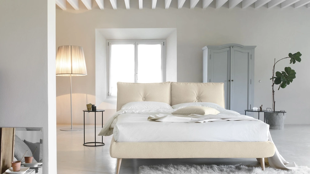 Letto matrimoniale imbottito con testiera So Lively di Noctis