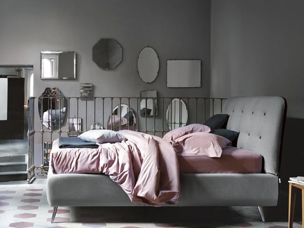 Letto in tessuto imbottito con testiera trapuntata Paco di Noctis