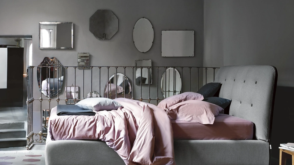 Letto in tessuto imbottito con testiera trapuntata Paco di Noctis