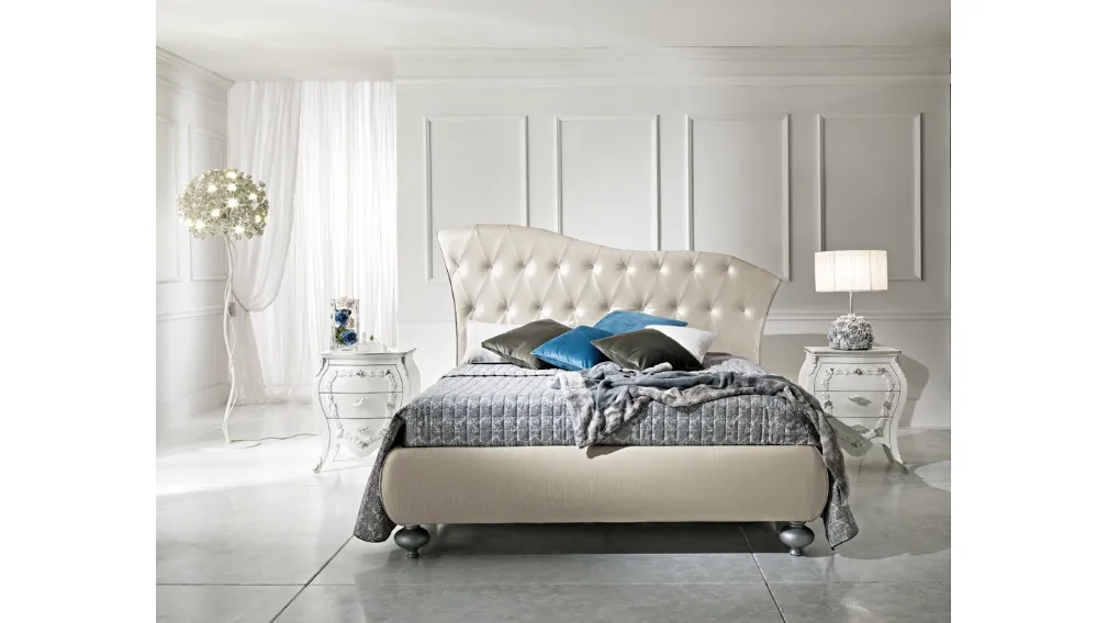 Letto con testiera in pelle lavorazione capitonnè sagomata e giroletto bombato in tessuto Queen di Artigianaletti