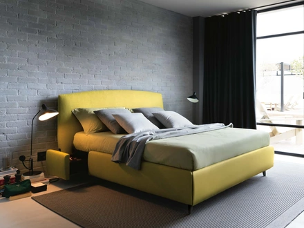 Letto in tessuto imbottito con contenitore Sula di Noctis