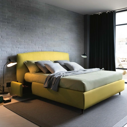 Letto in tessuto imbottito con contenitore Sula di Noctis
