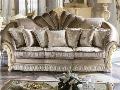 Divano classico in tessuto con particolari in legno lavorati in foglia oro Madame Royale di Mobil Più