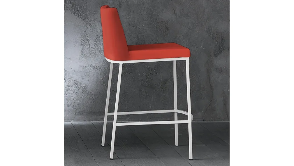 Sgabello Erik 65 in ecopelle con struttura in metallo cromato di La Seggiola