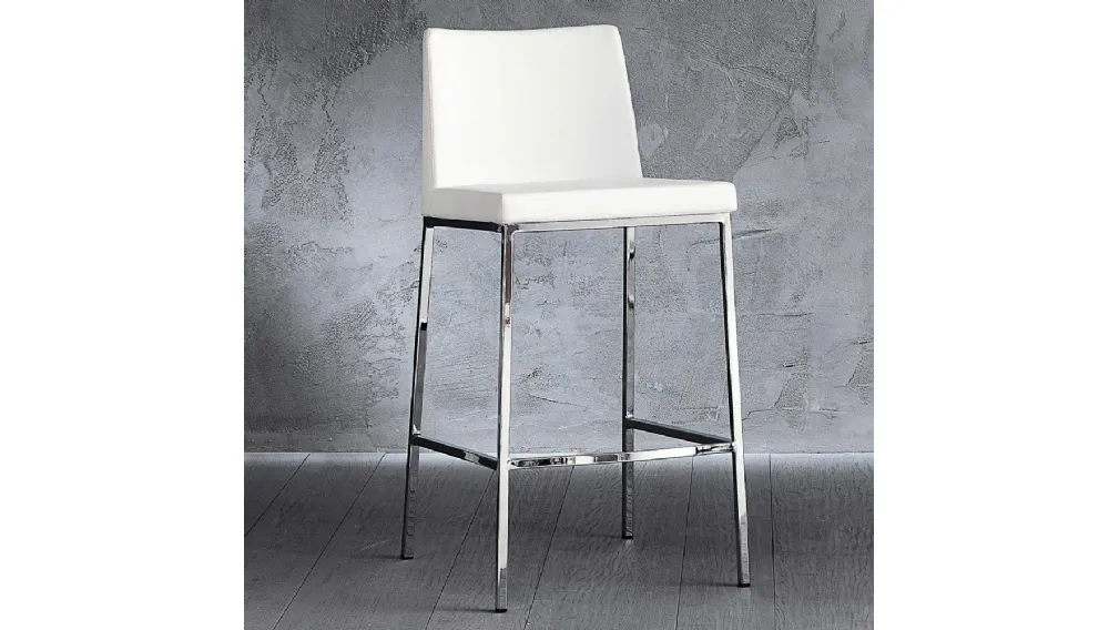 Sgabello Erik 65 in ecopelle con struttura in metallo cromato di La Seggiola