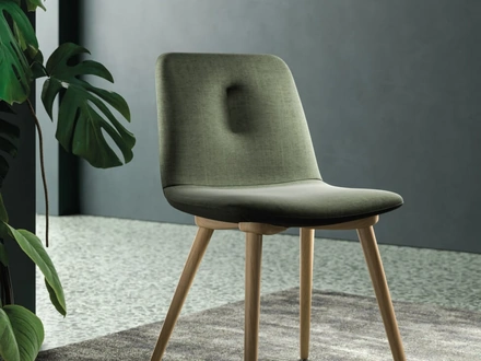 Sedia in tessuto con gambe in legno Gemma di Orme