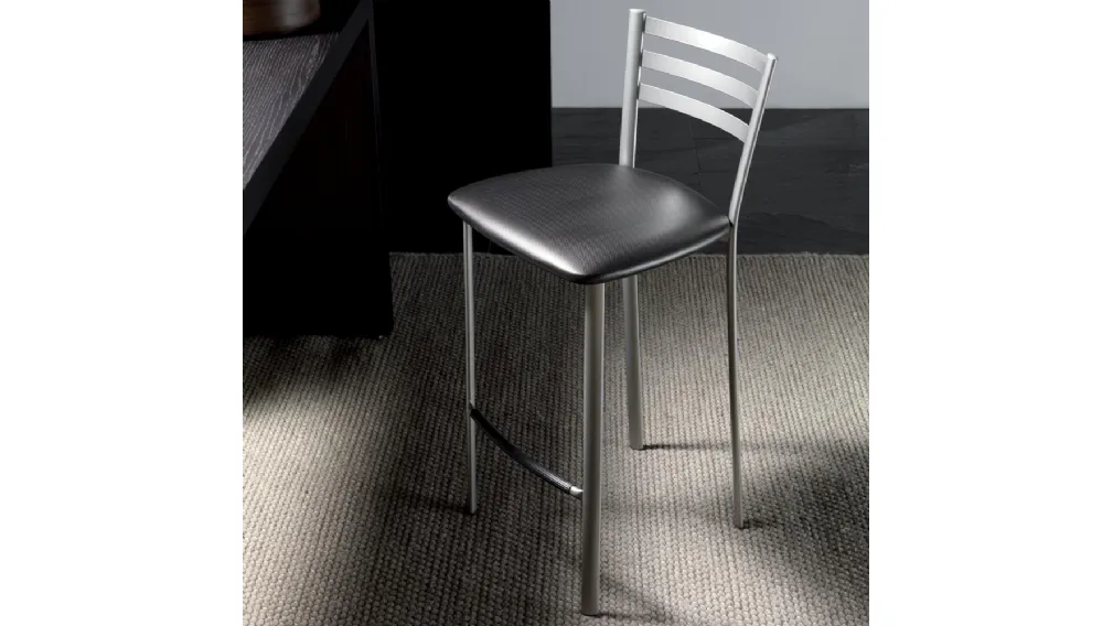 Sgabello Jody Stool 65 in metallo satinato con seduta in ecopelle di La Seggiola