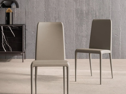 Sedia rivestita in ecopelle Minorca di Orme