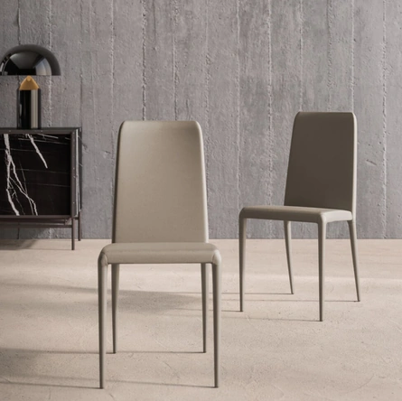 Sedia rivestita in ecopelle Minorca di Orme