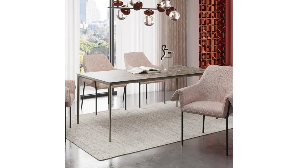 Tavolo Beck con top in ceramica e base in alluminio di Kare Design