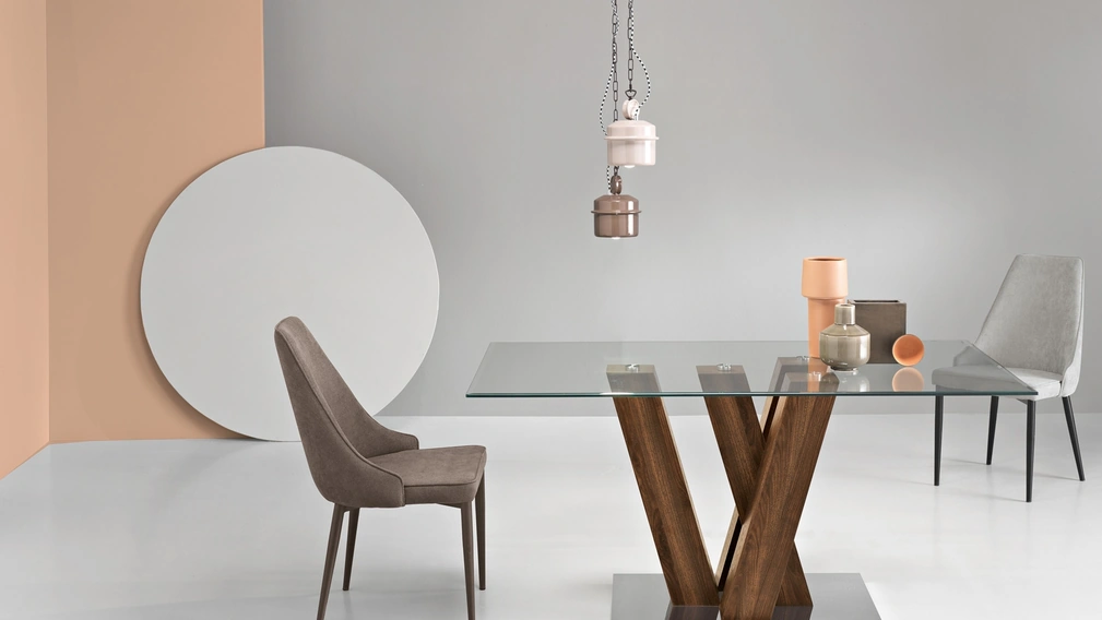 Tavolo Ennio con top in vetro e base effetto legno di Ikone Casa