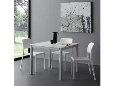 Tavolo allungabile Majestic Quadro in nobilitato bianco con struttura in metallo verniciato alluminio di La Seggiola