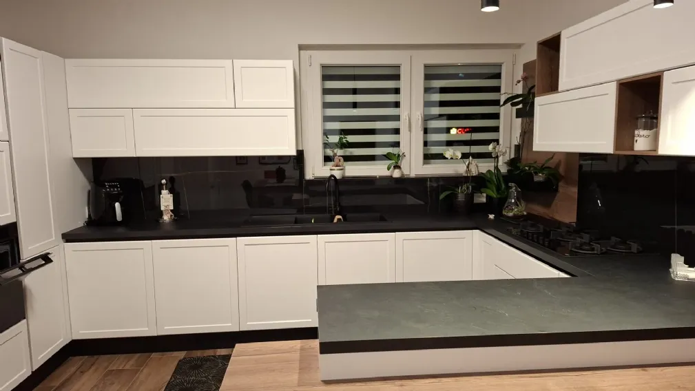 Caratteristiche della cucina doppio angolo con penisola a Roma