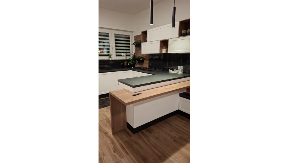 Caratteristiche della cucina doppio angolo con penisola a Roma