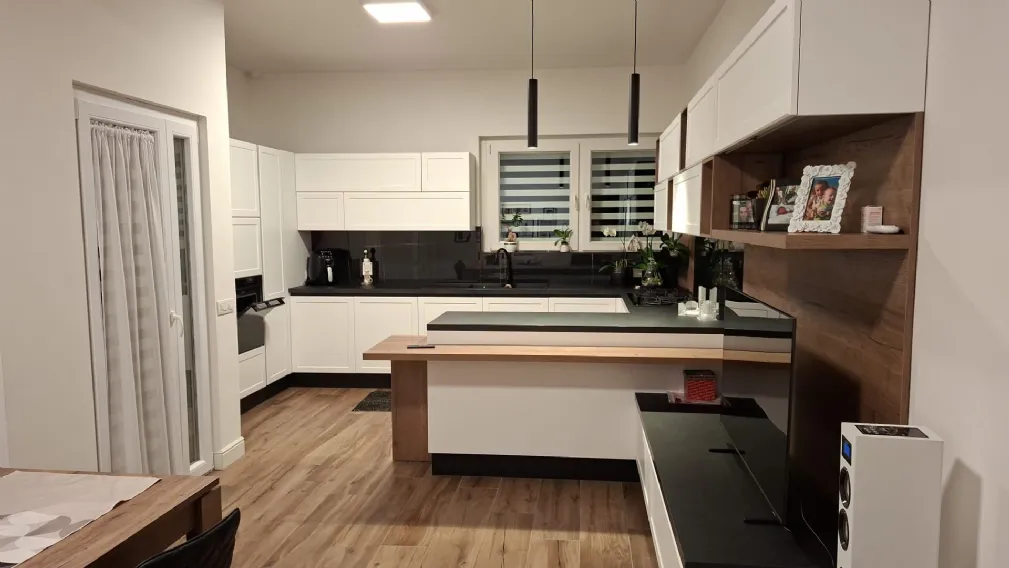 Caratteristiche della cucina doppio angolo con penisola a Roma