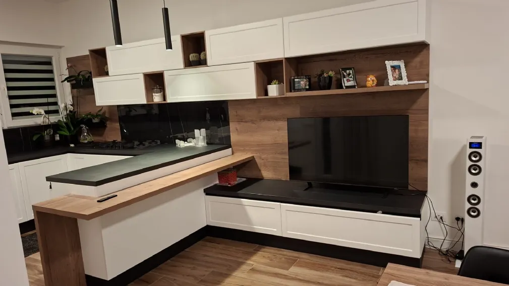 Caratteristiche della cucina doppio angolo con penisola a Roma