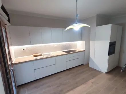 Cucina Moderna a Latina: Basi Maggiorate e Dettagli Cromatici in RAL