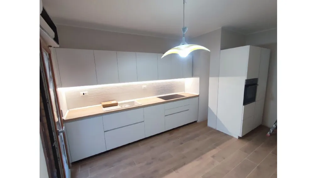 Cucina Moderna a Latina: Basi Maggiorate e Dettagli Cromatici in RAL