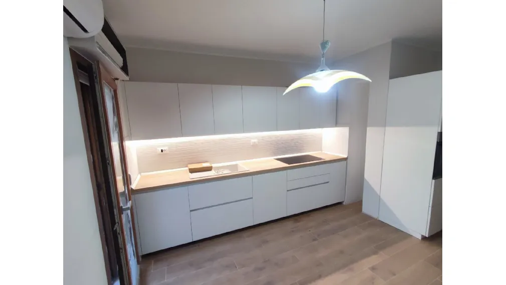 Cucina Moderna a Latina: Basi Maggiorate e Dettagli Cromatici in RAL