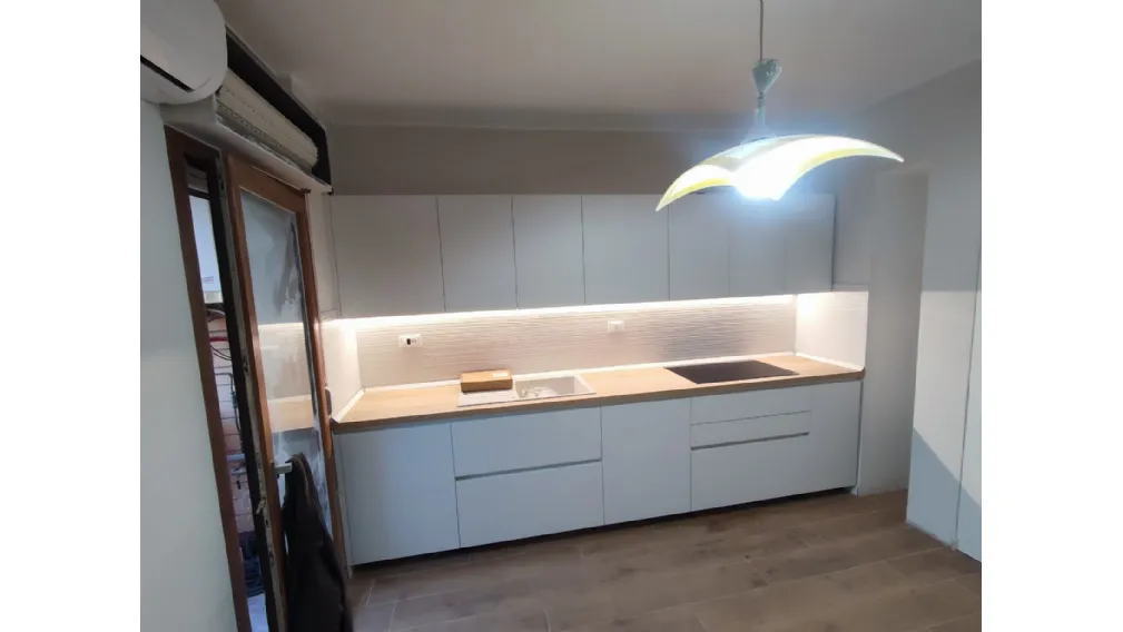 Cucina Moderna a Latina: Basi Maggiorate e Dettagli Cromatici in RAL